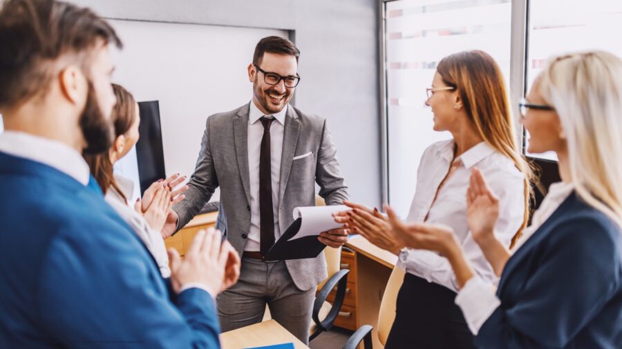 Equipe de colaboradores celebrando resultados de uma campanha de remuneração variável estruturada.