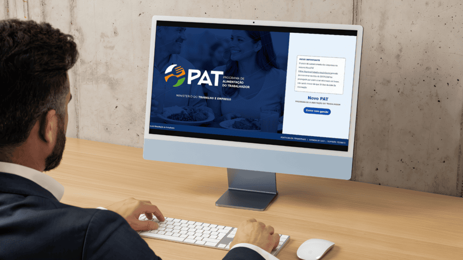 Profissional acessando a plataforma digital do Ministério do Trabalho e Emprego no computador para realizar o recadastramento do PAT.